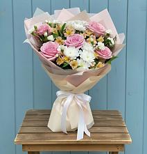 Букет цветов из:  Гвоздики, Орхидеи и Розы в Сорокино