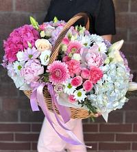 Цветочная композиция из Розы, Хризантемы, Пионы и Лизиантусы в корзине в Сорокино