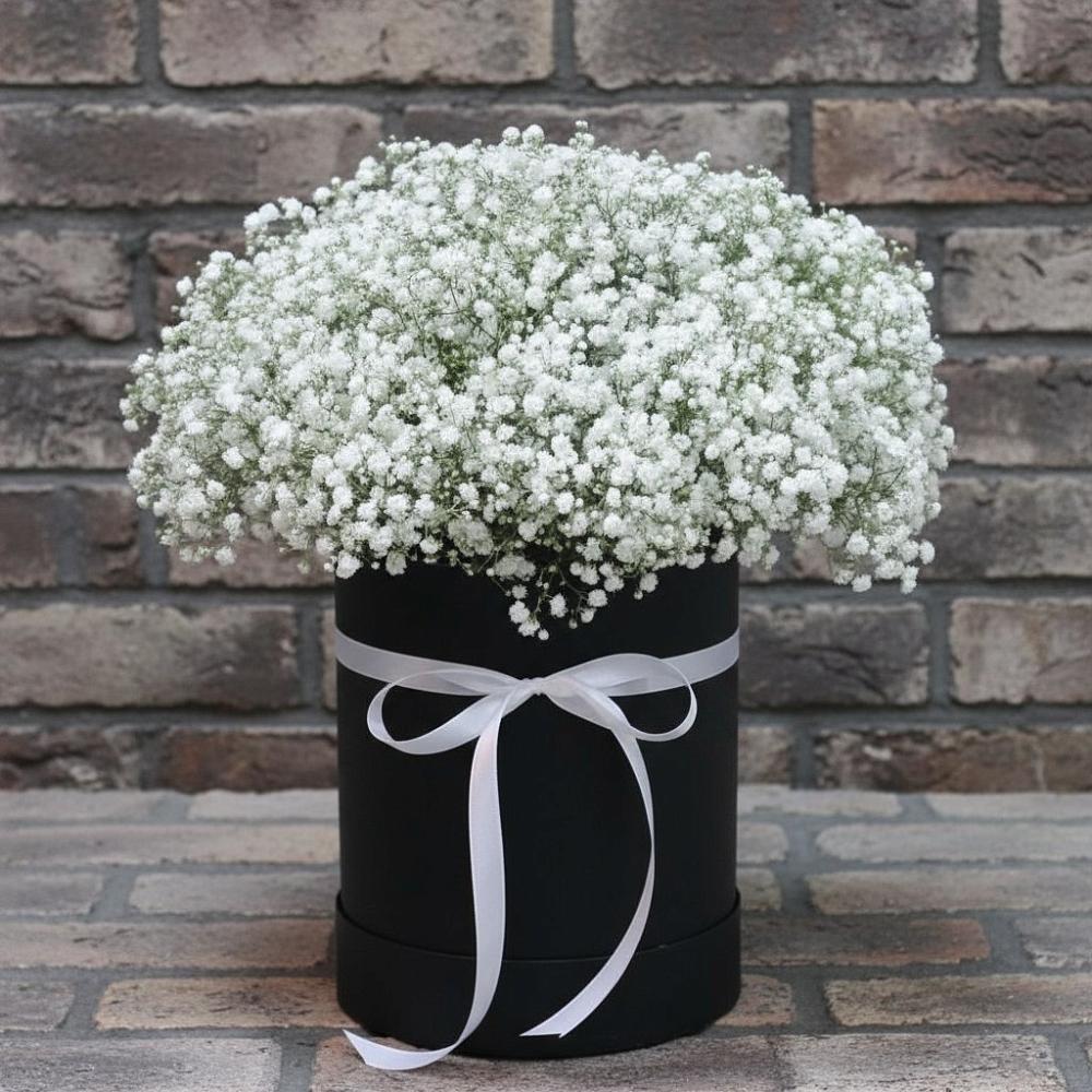 Цветочная композиция из Гипсофила в шляпной коробке в Сорокино