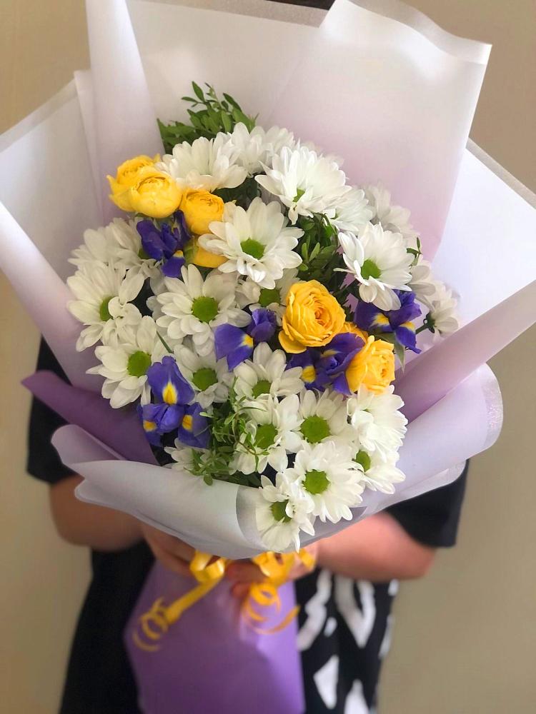Букет цветов из: Ирисы, Хризантемы и Розы в Сорокино