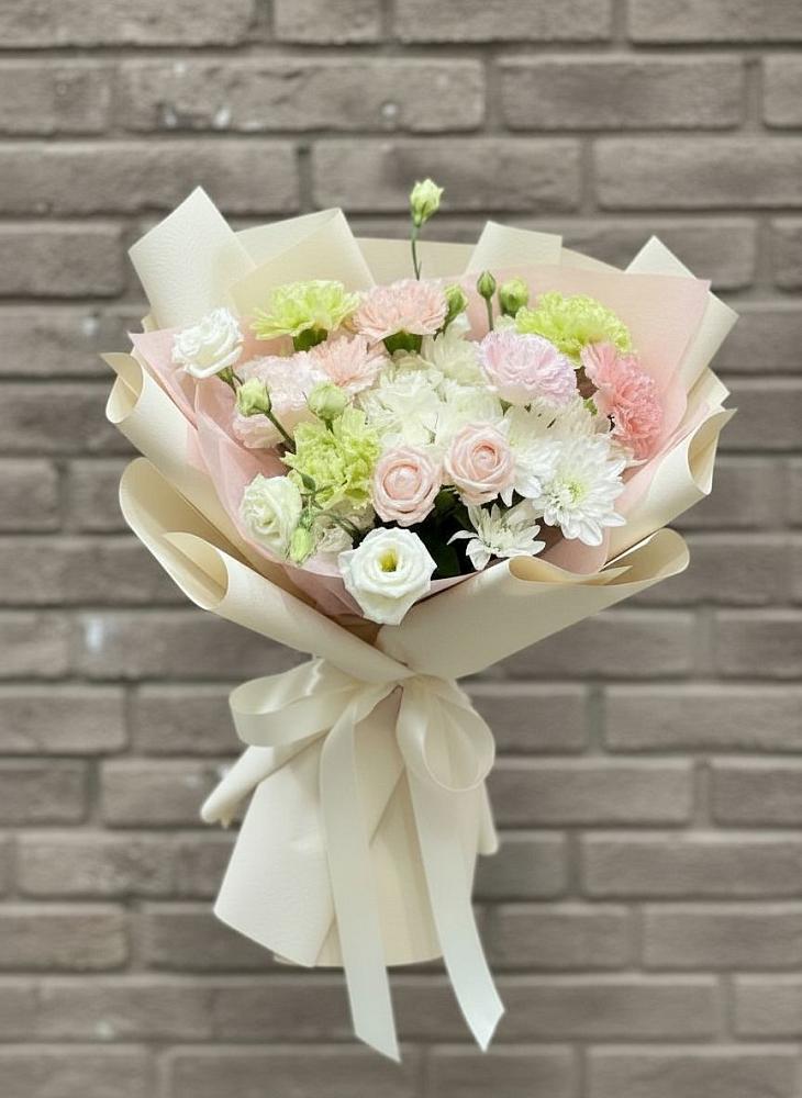 Букет цветов из: Гвоздики, Розы, Лизиантусы и Хризантемы в Сорокино