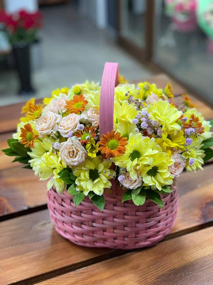 Цветочная композиция из Хризантемы и Розы в корзине в Сорокино