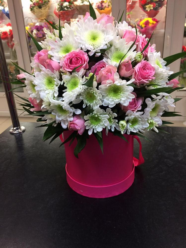 Цветочная композиция из Розы и Хризантемы в шляпной коробке в Сорокино