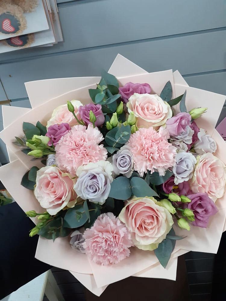 Букет цветов из: Розы, Гвоздики и Лизиантусы в Сорокино