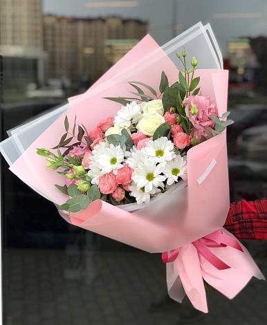 Букет цветов из: Розы, Лизиантусы и Хризантемы в Сорокино